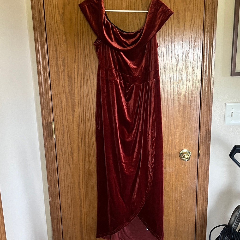 Elegant Velvet Off-Shoulder Maxi Dress - Deep Burgundy